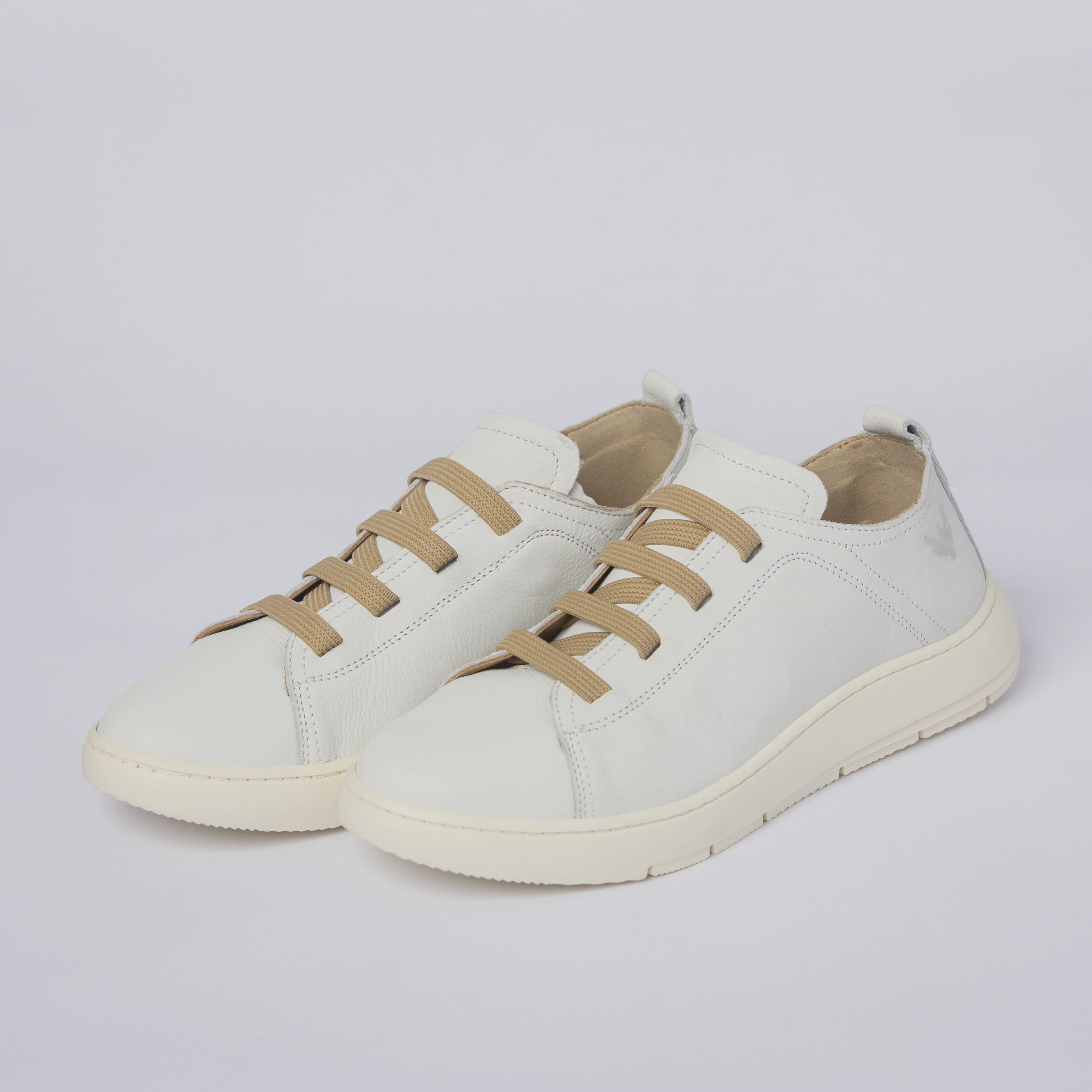 Sneakers in pelle con lacci elastici