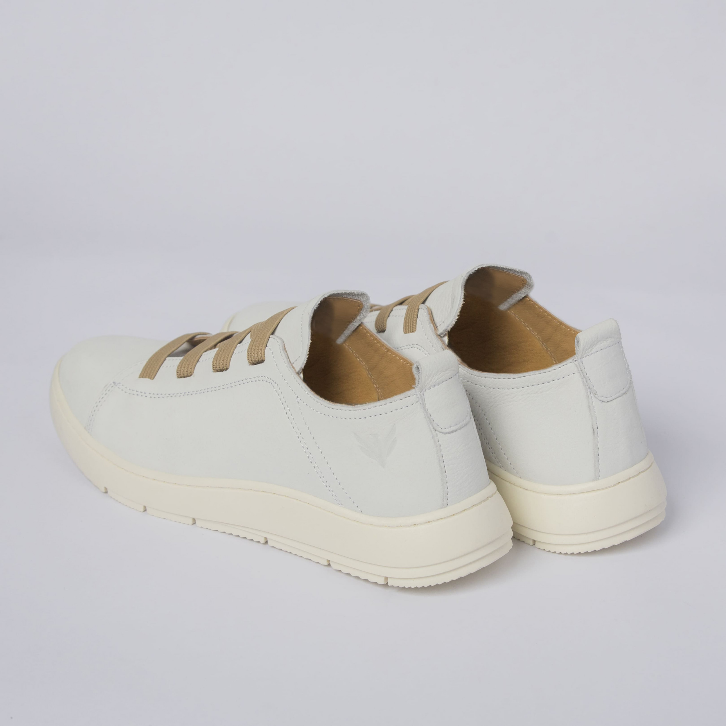 Sneakers in pelle con lacci elastici