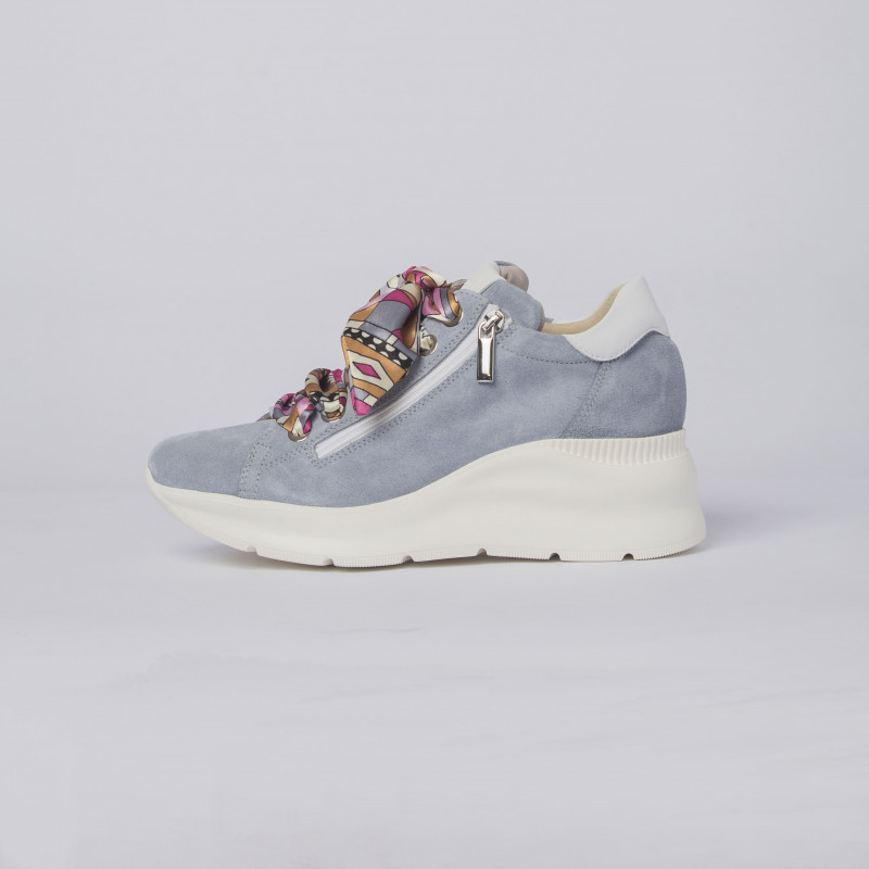 女式天鹅绒运动鞋，高橡胶底，皮革鞋面。