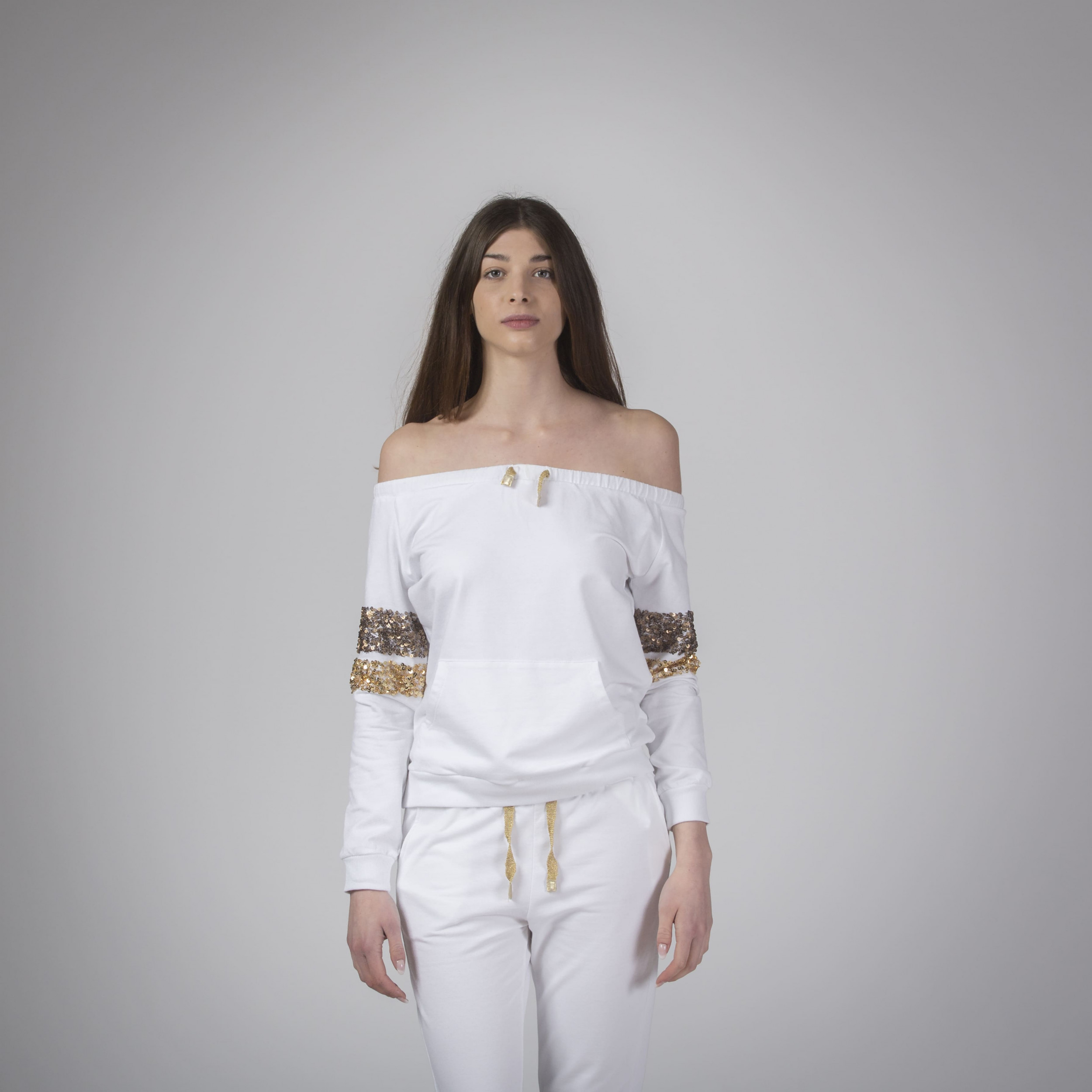 Sweatshirt with bare shoulders and sequins