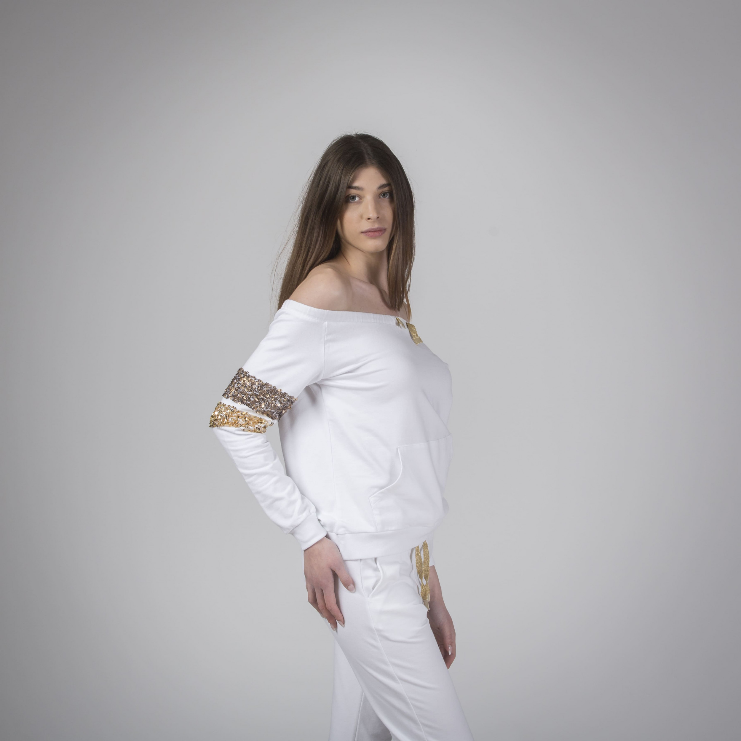 Sweatshirt with bare shoulders and sequins