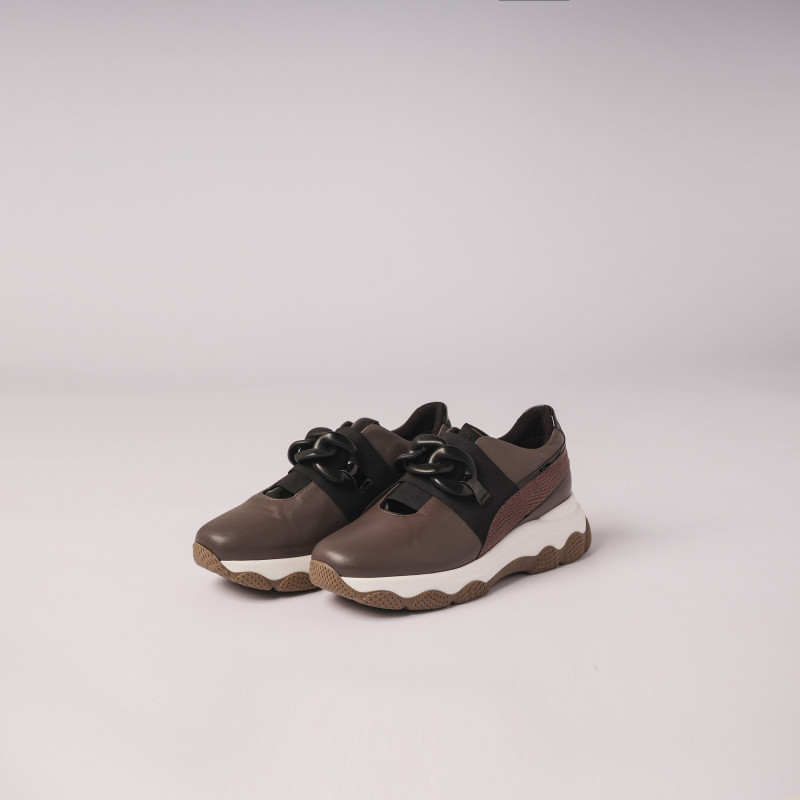 Leder-Turnschuhe mit Ketten-Accessoire